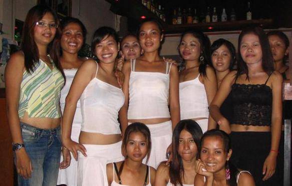 Камбоджийская барная проститутка с белым туристом 
