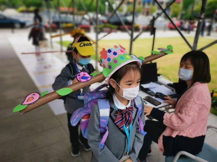 中国小学生头戴 1米帽 保持安全距离上学 网友 小官员们上朝啦 Ttn 谈谈网