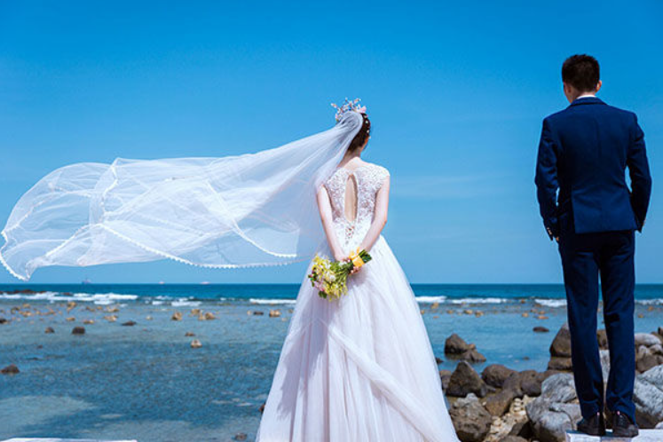 超级十八禁婚纱照 网友收亲友婚礼喜帖发现尺度超大的婚纱照 叹 屌爆了 Mopress
