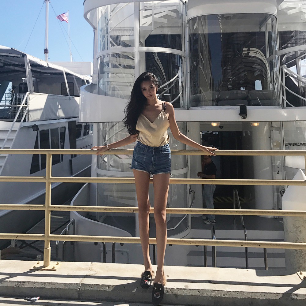 擁有完美8頭身型既42吋長腿台妹Joanna Zheng PEEKME