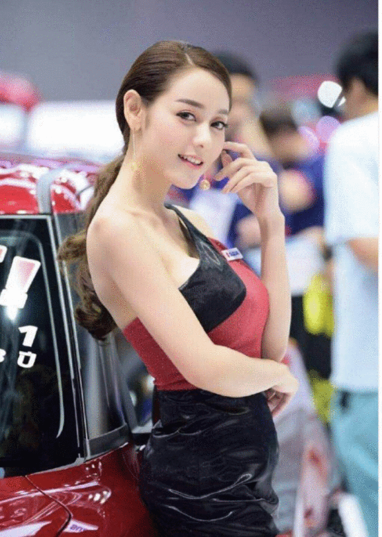 中國車模美女，氣質神似迪麗熱巴！