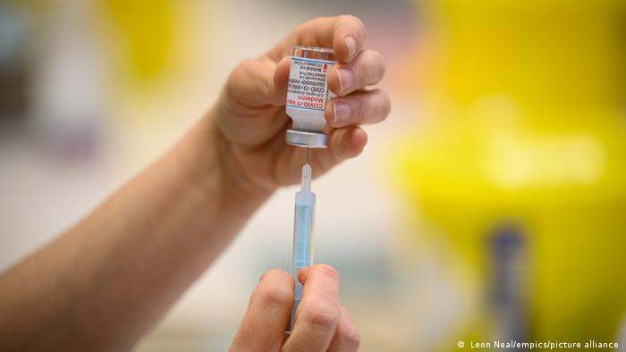 英国批准使用针对奥秘克戎变体新疫苗