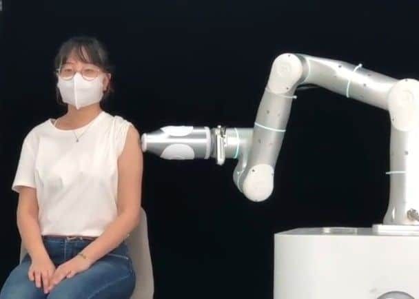 怕针的人不用在喊痛！中国团队研发出“无针接种机器人”，半秒内完成接种！